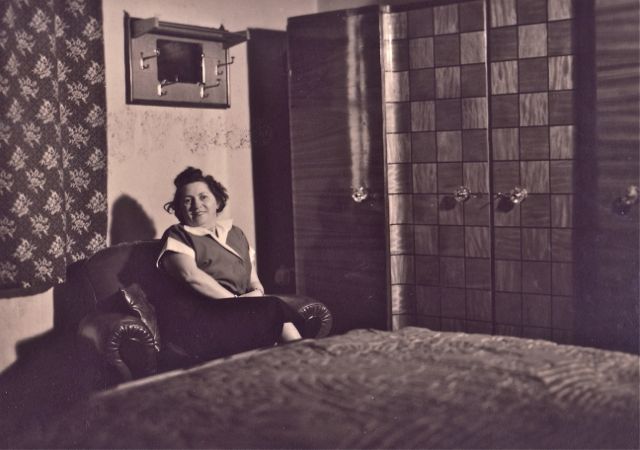 Mevrouw Maes had een volledige slaapkamerinrichting gewonnen bij een wedstrijd van het blad FemmesOui die volgens dat blad nog zeker 40 jaar zou meegaan.